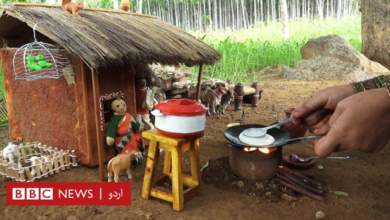 Photo of How does this woman cook in small pots?